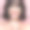 可爱的黑发女士对着镜头微笑，展示她的舌头牵手在一个粉红色的工作室墙上素材图片