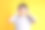 亚洲男子戴着耳机听音乐的图像，被隔离在黄色背景上素材图片