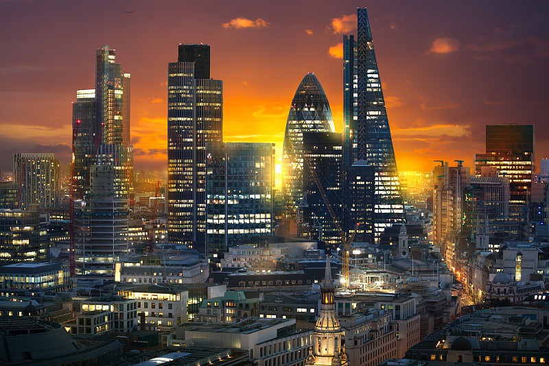 伦敦市多曝光图像包括日落时商业区的摩天大楼。英国图片素材
