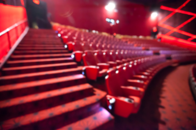 电影院红色座位的模糊背景。图片下载