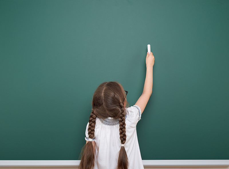 女生在黑板上写粉笔，空白的空间，教育理念图片下载