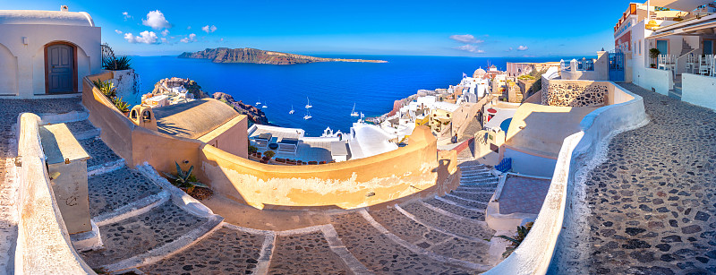 希腊圣托里尼岛的伊亚镇。位于爱琴海火山口的传统和著名的蓝色圆顶房屋和教堂图片下载